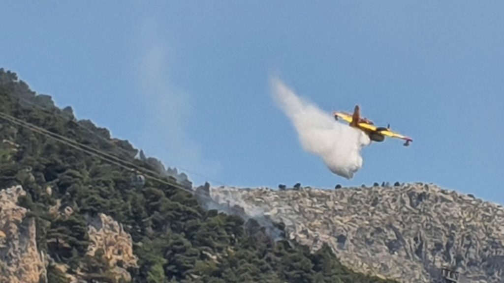 Σε ύφεση η φωτιά στην Πάρνηθα, βίντεο από την επιχείρηση κατάσβεσης – Επί τόπου κλιμάκιο της ΔΑΕΕ