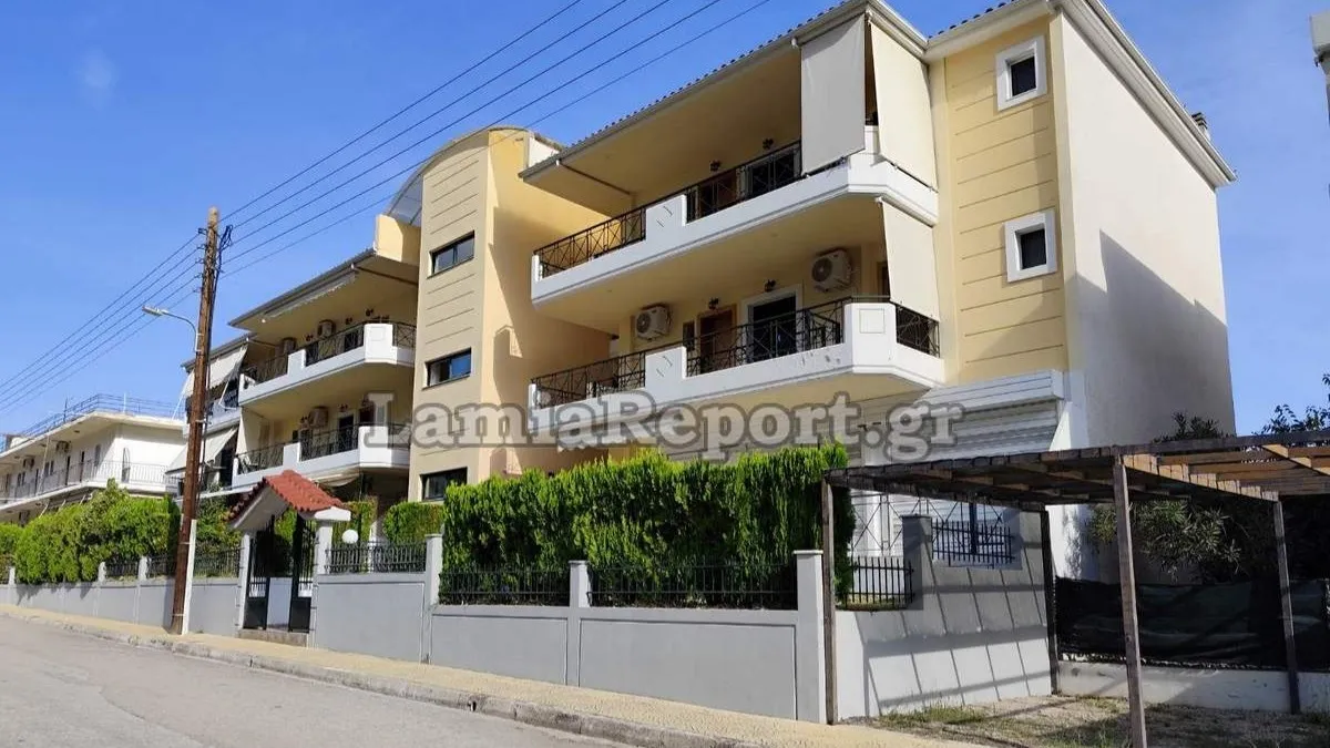 Καμένα Βούρλα: Ομόφωνα αθώα η 52χρονη οικιακή βοηθός για την δολοφονία ηλικιωμένης – Έμεινε 18 μήνες στη φυλακή