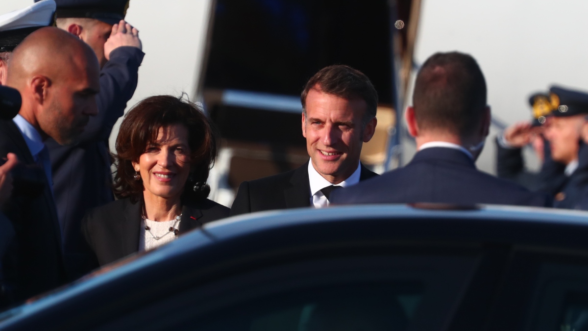 Έφτασε στην Ελλάδα ο Εμανουέλ Μακρόν – Τον υποδέχθηκε ο Χατζηδάκης