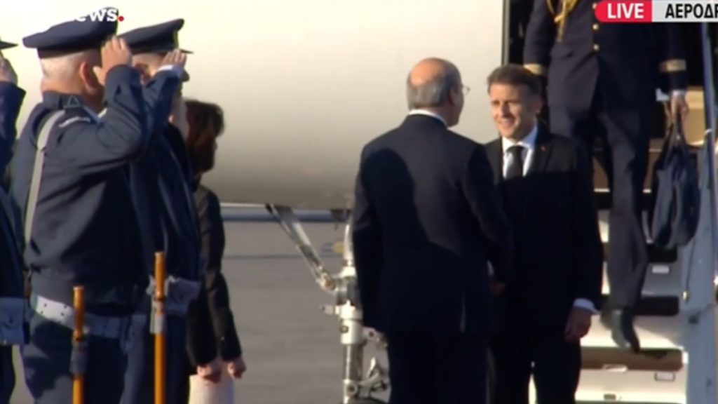 Έφτασε στην Ελλάδα ο Εμανουέλ Μακρόν – Τον υποδέχθηκε ο Χατζηδάκης