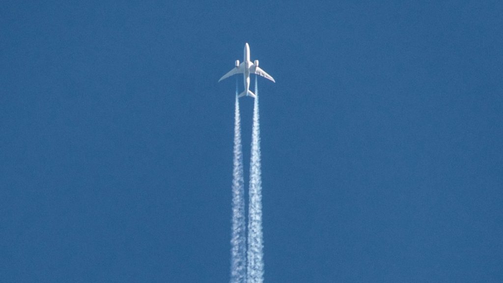 Λήψη μέτρων για τα καύσιμα αεροσκαφών και μειωμένοι φόροι στο ρεύμα – Τι προτείνει ο Ευρωπαίος επίτροπος Ενέργειας