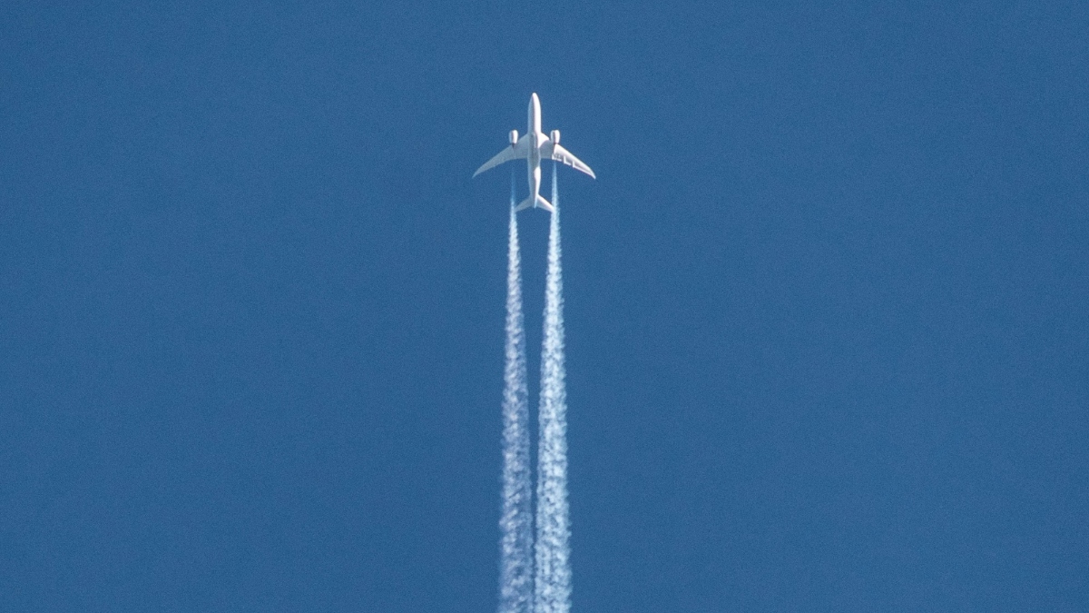Λήψη μέτρων για τα καύσιμα αεροσκαφών και μειωμένοι φόροι στο ρεύμα – Τι προτείνει ο Ευρωπαίος επίτροπος Ενέργειας