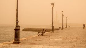 «Σύννεφο» σκόνης και λασποβροχές- Η πορεία του φαινομένου και η πιο δύσκολη μέρα, πότε θα καθαρίσει η ατμόσφαιρα (Χάρτες)