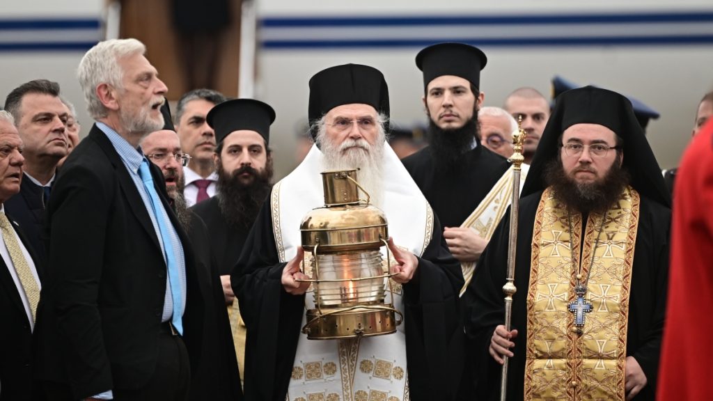 Έφτασε στην Αθήνα με απευθείας πτήση το Άγιο Φως – Με τιμές αρχηγού κράτους η υποδοχή στο «Ελευθέριος Βενιζέλος»