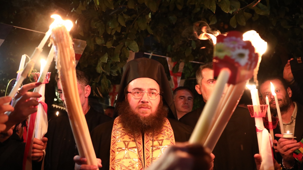 Στο Μετόχι του Παναγίου Τάφου το Άγιο Φως – Με τιμές αρχηγού κράτους η υποδοχή στο «Ελευθέριος Βενιζέλος» (Βίντεο)