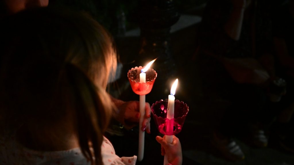 Το απόγευμα η άφιξη του Αγίου Φωτός στην Αθήνα – Οι πτήσεις για τη μεταφορά του σε όλη τη χώρα