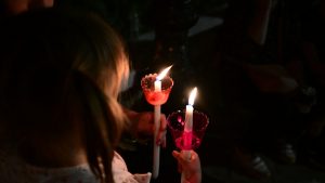 Το απόγευμα η άφιξη του Αγίου Φωτός στην Αθήνα – Οι πτήσεις για τη μεταφορά του σε όλη τη χώρα