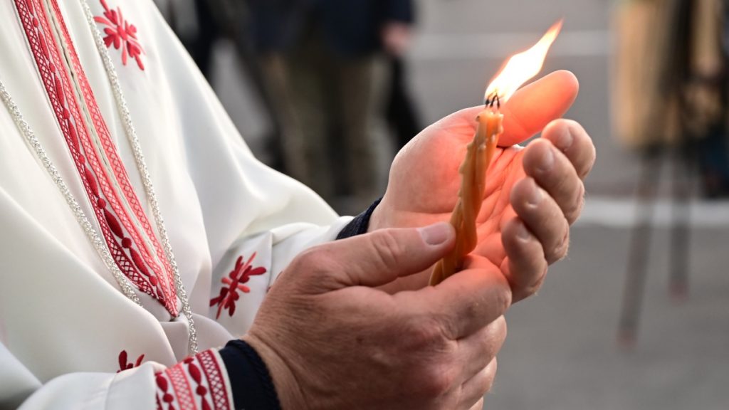 Πώς θα μεταφερθεί το Άγιος Φως από τα Ιεροσόλυμα – Τι ώρα θα φτάσει στην Αθήνα