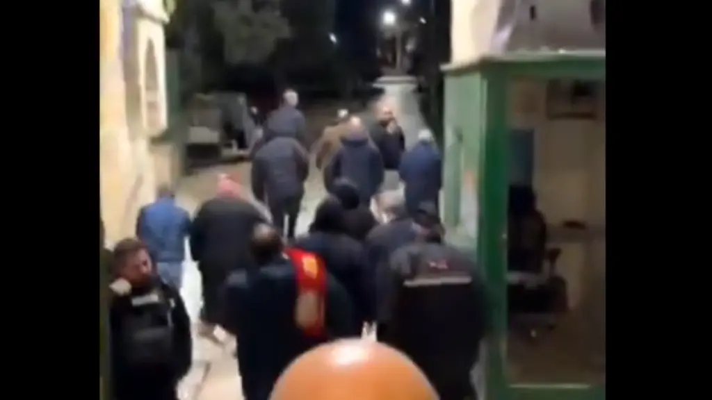 Ιερουσαλήμ: Η στιγμή που ανοίγουν οι πύλες στον Ναό της Αναστάσεως μετά από 40 ημέρες – Αυστηρά τα μέτρα ασφαλείας (βίντεο)