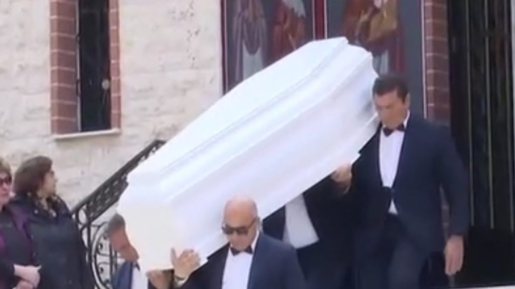 Βαρύ το κλίμα στην κηδεία του 27χρονου που δολοφονήθηκε στον Άγιο Δημήτριο