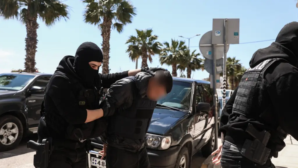 Άγιος Δημήτριος: «Για μια γυναίκα πλακωθήκανε» λέει ο παππούς του 20χρονου που κατηγορείται για τη δολοφονία του 27χρονου