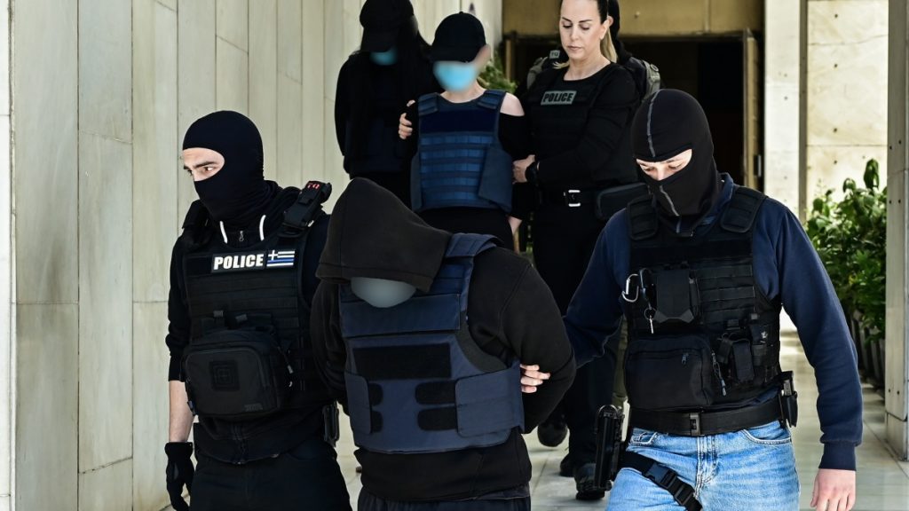 Άγιος Δημήτριος: Δίωξη για υπόθαλψη εγκληματία στον 18χρονο και στις δύο γυναίκες- Τι λέει ο δικηγόρος της μίας 20χρονης