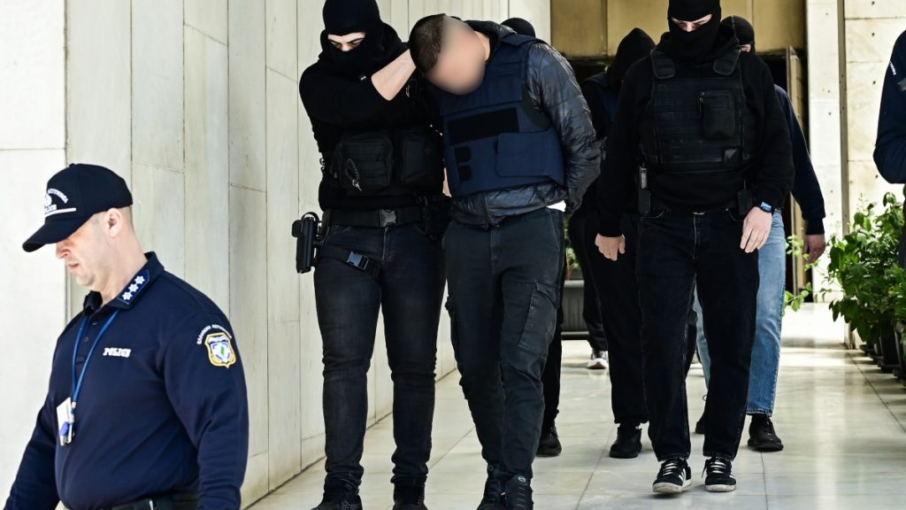 Δολοφονία στον Άγιο Δημήτριο: Με σκυμμένα κεφάλια βγήκαν από την ΓΑΔΑ ο 20χρονος μαζί με τους φερόμενους συνεργούς  του (εικόνες)