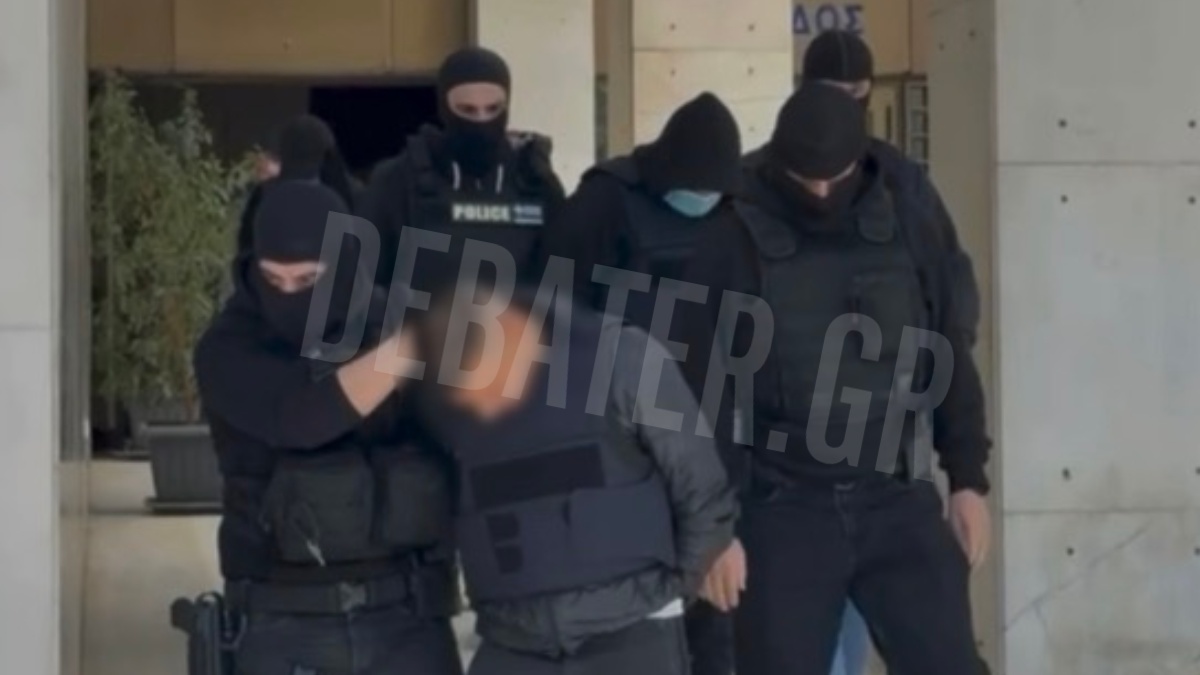 Δολοφονία στον Άγιο Δημήτριο: Με σκυμμένα κεφάλια βγήκαν από την ΓΑΔΑ ο 20χρονος μαζί με τους φερόμενους συνεργούς  του (εικόνες)