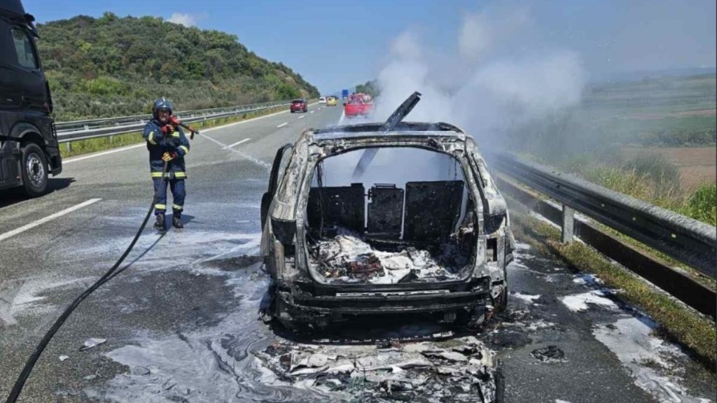 Αγρίνιο: Φωτιά σε όχημα στην Ιόνια Οδό – Δείτε φωτογραφίες