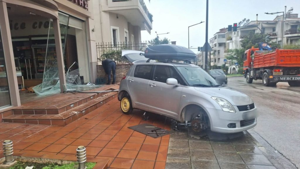 Αγρίνιο: Αυτοκίνητο έπεσε πάνω σε τζαμαρία φούρνου (φωτογραφίες)