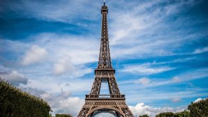 Τουρίστες περπατούν σε «ιπτάμενη» γέφυρα στον Πύργο του Άιφελ (Βίντεο)