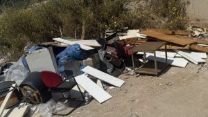 Αιγάλεω: Συνελήφθη 41χρονος που πετούσε μεταλλικές καρέκλες και ξύλινα έπιπλα σε οικόπεδο