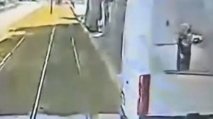 Βίντεο: Η στιγμή που τραμ παρασύρει βαν στον Άλιμο