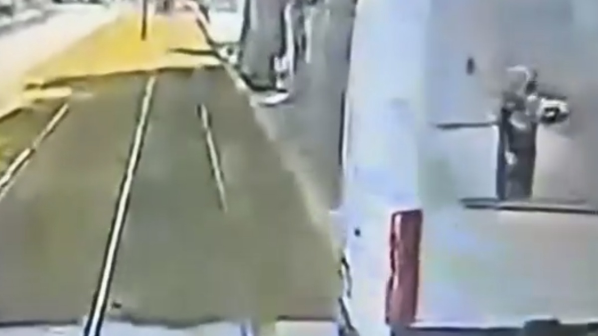 Βίντεο: Η στιγμή που τραμ παρασύρει βαν στον Άλιμο