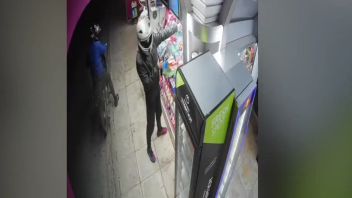 Νότια προάστια: Βίντεο ντοκουμέντο από την άγουρη συμμορία που είχε ρημάξει περίπτερα και βενζινάδικα