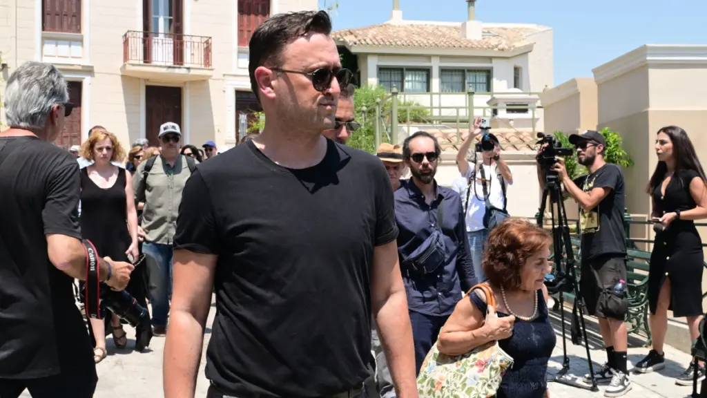 Αργύρης Αγγέλου: «Τώρα απολαμβάνω πολύ την επικοινωνία με τον κόσμο, τότε σε έπνιγε»