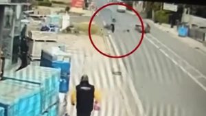 Αρτέμιδα: Σοβαρό τροχαίο – Αυτοκίνητο παρέσυρε μοτοσικλετιστή και τον εγκατέλειψε