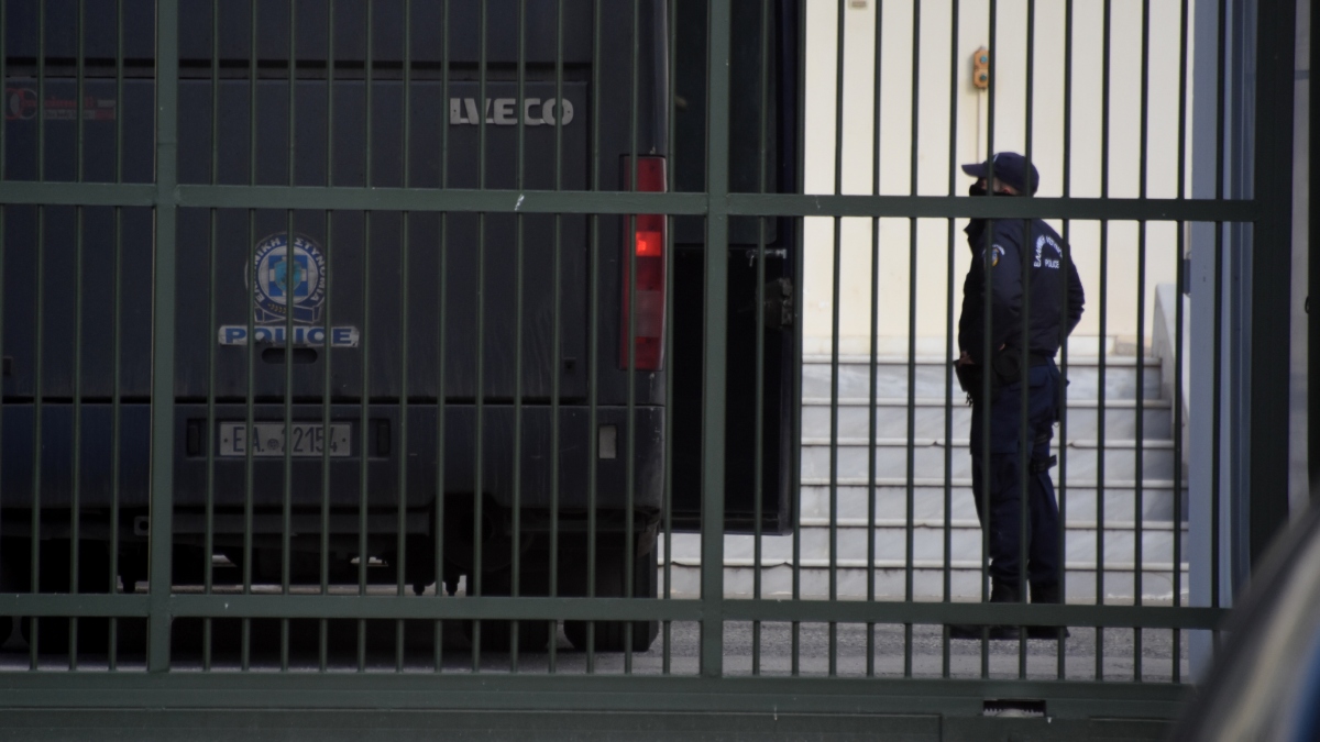 Θεσσαλονίκη: Αστυνομικός κακοποίησε σεξουαλικά κρατούμενη – Του ζήτησε 1.000 ευρώ για να μην αποκαλύψει τι έγινε