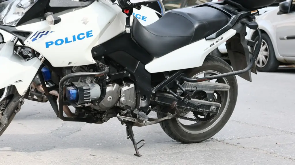Άρτα: Νήπιο 3,5 ετών βρέθηκε μόνο του σε πεζοδρόμιο – Συνελήφθησαν παππούς και πατέρας