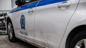 Πειραιάς: 66χρονος επιτέθηκε σε αστυνομικό που του έκοβε κλήση για παράνομη στάθμευση και του έσκισε το μπλοκάκι