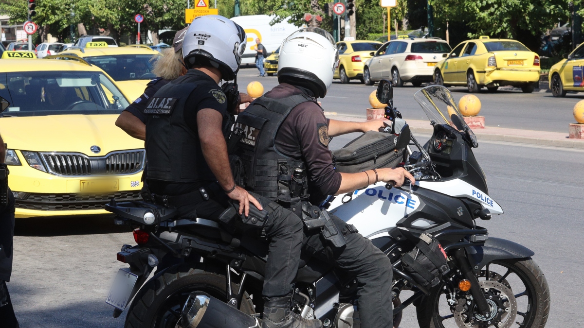 Ακρόπολη: Καρέ-καρέ ο καβγάς αστυνομικών εν ώρα υπηρεσίας – Ο ένας έβγαλε και το υπηρεσιακό του όπλο