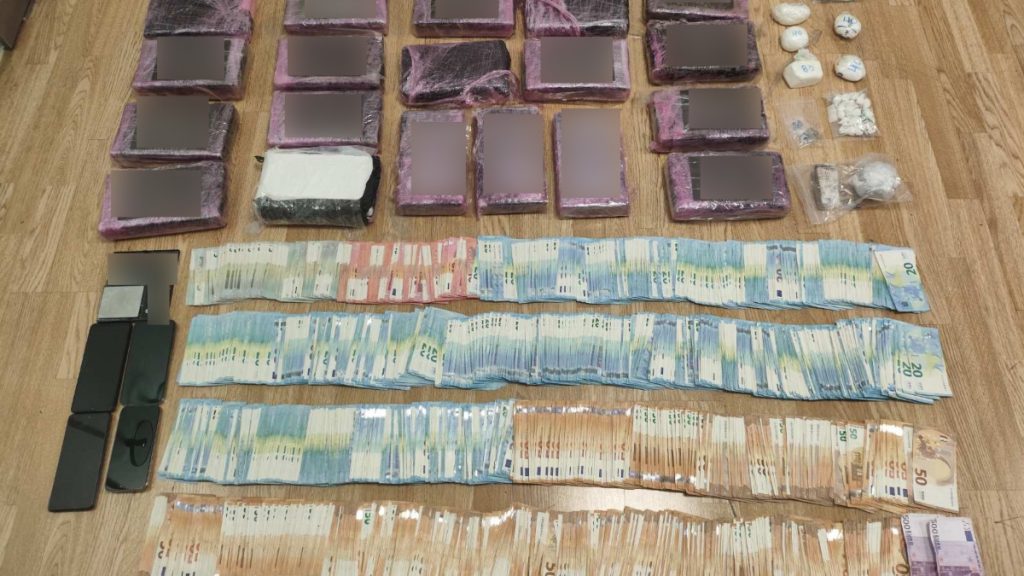 Αττική: Τρεις συλλήψεις για κατοχή και διακίνηση άνω των 27,3 κιλών κοκαΐνης και κάνναβης