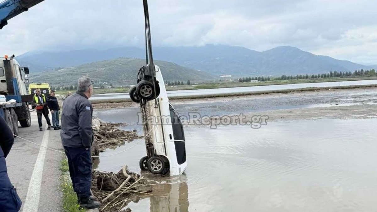 Αταλάντη: Ανασύρθηκε αυτοκίνητο που είχε πέσει στη θάλασσα – Δεν υπήρχε εγκλωβισμένος οδηγός, κλεμμένο το όχημα (φωτογραφίες)