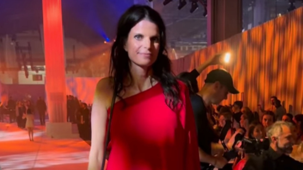 Αθηνά Ωνάση: Με κατακόκκινο φόρεμα σε επίδειξη μόδας στη Βαρκελώνη – Η σπάνια εμφάνισή της (vid)