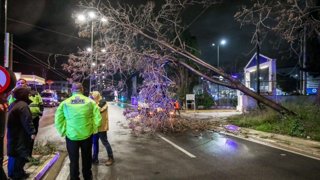 Σαρώνει τη χώρα η κακοκαιρία Erminio δημιουργώντας πολλά προβλήματα – Πώς θα κινηθεί τις επόμενες ώρες