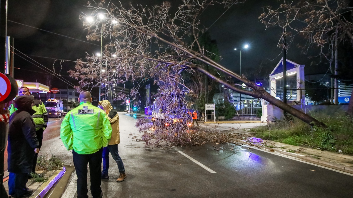 Σαρώνει τη χώρα η κακοκαιρία Erminio δημιουργώντας πολλά προβλήματα – Πώς θα κινηθεί τις επόμενες ώρες