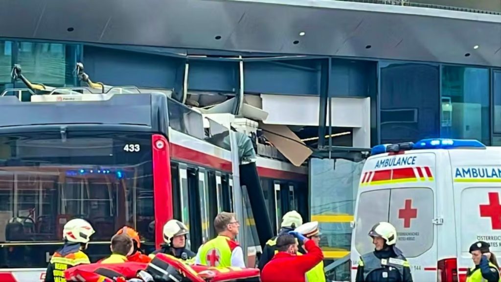 Αυστρία: Λεωφορείο έπεσε σε σούπερ μάρκετ – Τουλάχιστον ένας νεκρός και 7 τραυματίες (εικόνα)