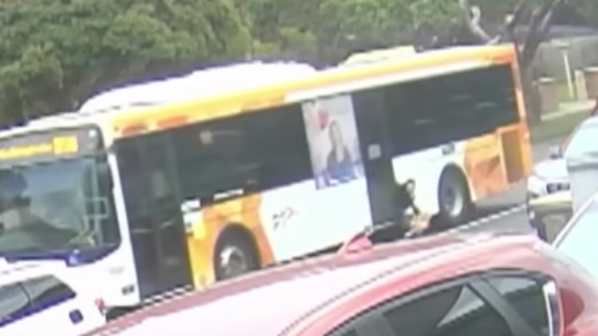 Αυστραλία: 12χρονος πιάστηκε σε πόρτα λεωφορείου – Σύρθηκε για 350 μέτρα (Βίντεο)