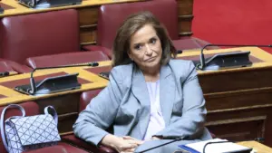 Επιμένει η Ντόρα Μπακογιάννη για τους «καβαλημένους» υπουργούς – Τι απαντούν Γεωργιάδης και Βορίδης