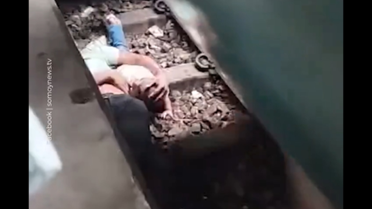 Μπαγκλαντές: Βρέφος πέφτει στις ράγες και ο πατέρας του το καλύπτει καθώς περνά το τρένο – Δείτε το συγκλονιστικό βίντεο