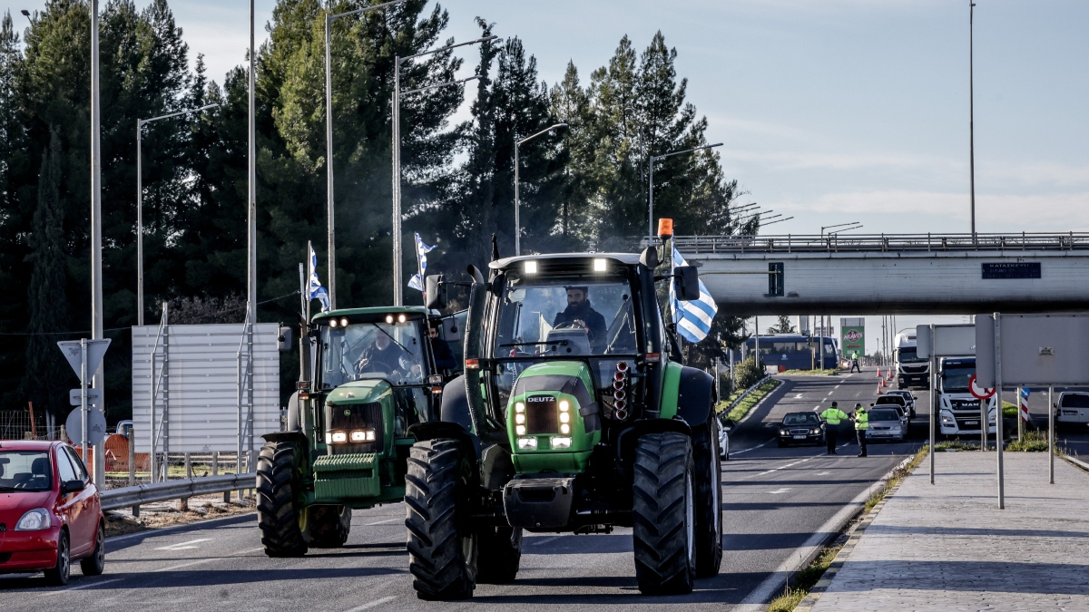 Στους δρόμους ξανά οι αγρότες για τις εξελίξεις στον ΟΠΕΚΕΠΕ: Μπλόκο στον Ε65 – “Θέλουμε να βγουν όλα στην επιφάνεια”
