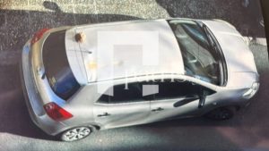 Κομμάτι τσιμέντου αποκολλήθηκε από γέφυρα και προσγειώθηκε στην οροφή αυτοκινήτου στον ΒΟΑΚ (φωτογραφίες)