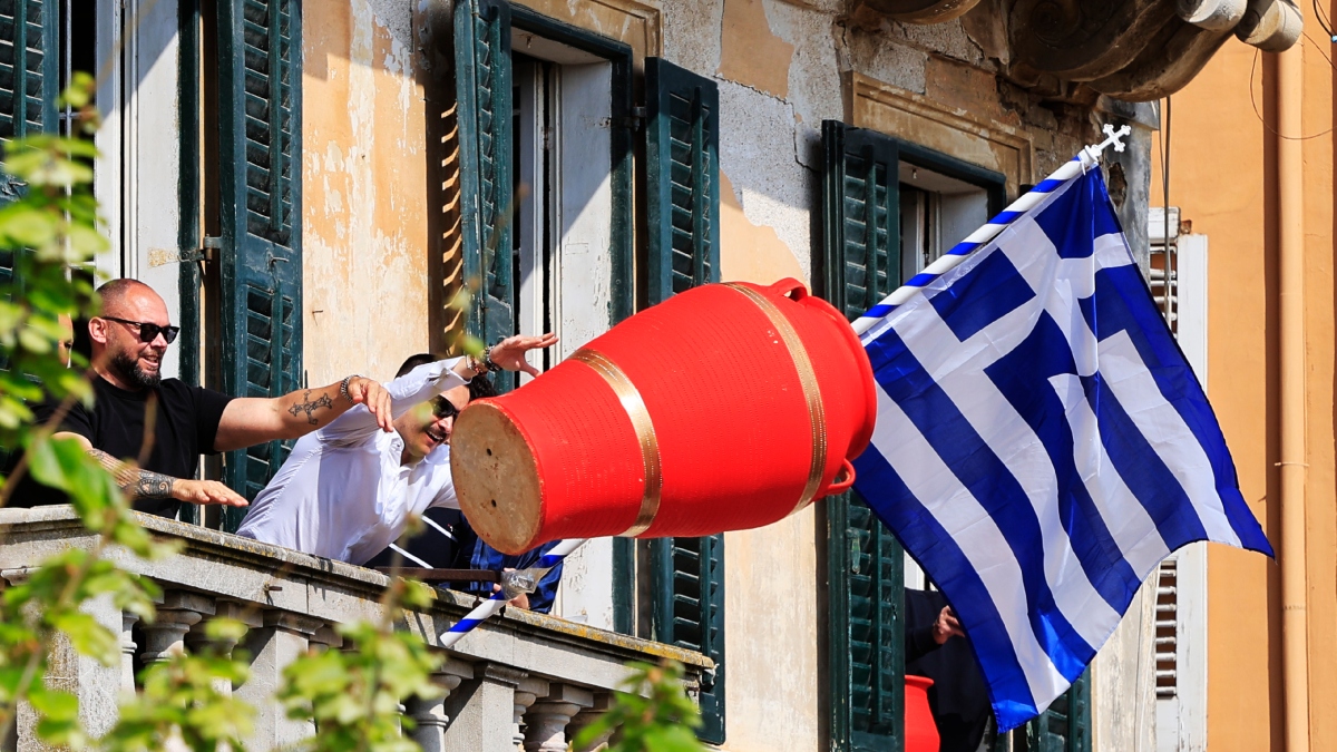 Κέρκυρα: Έσπασαν και φέτος οι “Μπότηδες” – Ο συμβολισμός πίσω από το πιο γνωστό έθιμο πασχαλινό έθιμο της χώρας (φωτογραφίες+βίντεο)