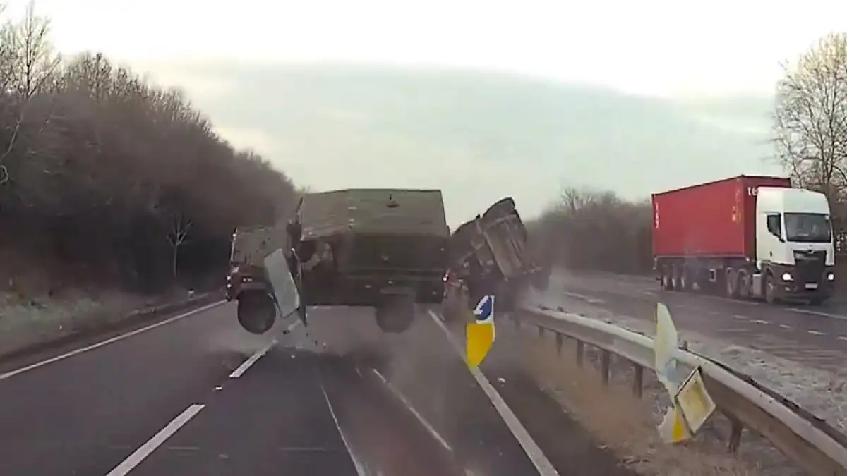 Σοκ στη Βρετανία: Στρατιωτικό όχημα ανατρέπεται σε αυτοκινητόδρομο (Βίντεο)