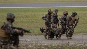 H επικίνδυνη διάσωση του Αμερικανού πιλότου: Πώς παγιδεύτηκαν οι κομάντο όταν έπεσαν τα αερόπλανα τους και η παραπλάνηση της Τεχεράνης