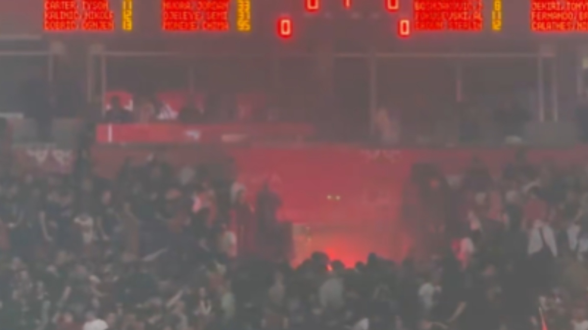 Ερυθρός Αστέρας – Παρτιζάν: Σοβαρά επεισόδια με φωτοβολίδες και δακρυγόνα στο Βελιγράδι (Βίντεο)