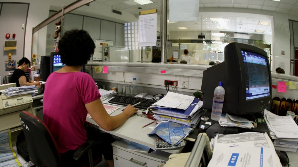 Νέος κατώτατος μισθός: Επιπλέον 40 ευρώ σε εργαζόμενους στο Δημόσιο και στους ΟΤΑ