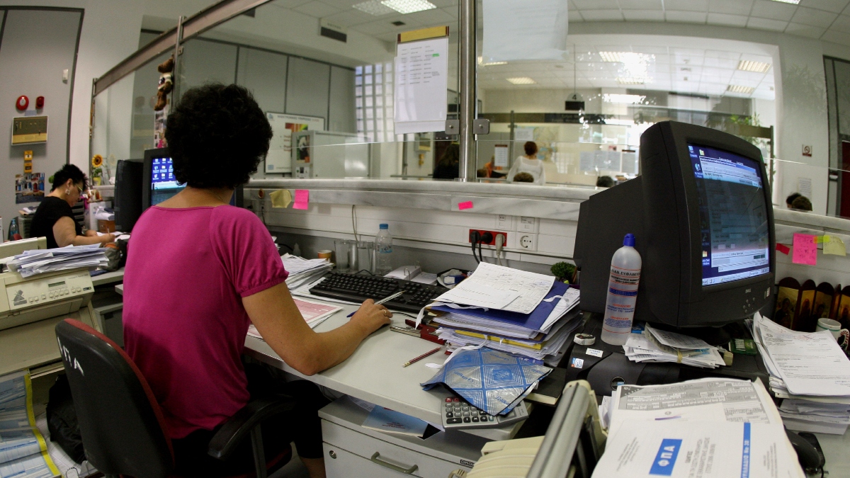 Νέος κατώτατος μισθός: Επιπλέον 40 ευρώ σε εργαζόμενους στο Δημόσιο και στους ΟΤΑ