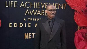 Έντι Μέρφι: Έλαβε το 51o βραβείο Συνολικής Προσφοράς του AFI – Η συγκίνηση του ηθοποιού (vid)