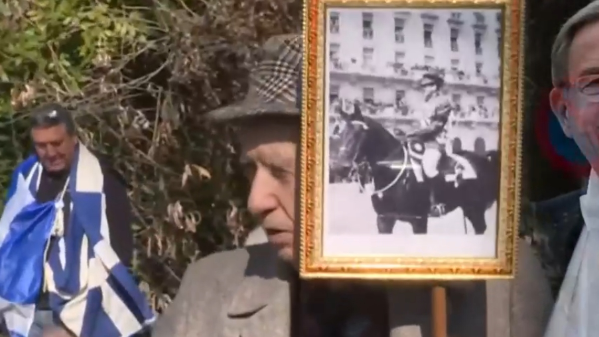 Ο 89χρονος “πιστολέρο” είχε πάει στην κηδεία του τέως βασιλιά Κωνσταντίνου και είχε μιλήσει στις κάμερες (βίντεο)